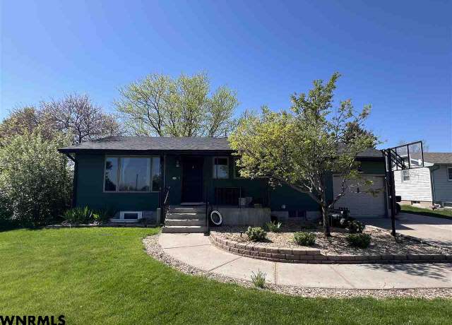 Property at 1990 20th St, Gering, NE 69341, 5 beds, 3 baths