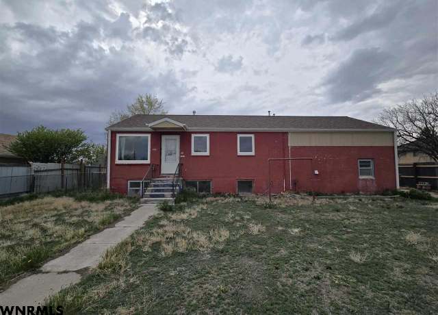 Property at 1624 15th Ave, Scottsbluff, NE 69361, 4 beds, 2 baths