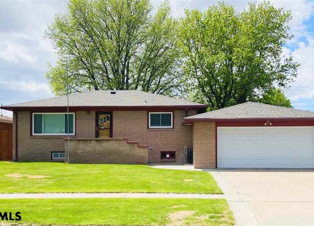 Property at 1326 Avenue K, Scottsbluff, NE 69361, 4 beds, 2 baths