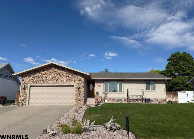 Property at 805 17th St, Gering, NE 69341, 4 beds, 3 baths