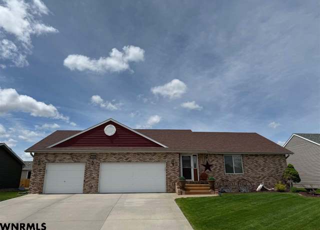 Property at 955 18th St, Gering, NE 69341, 4 beds, 3 baths
