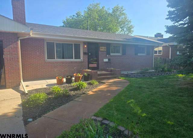 Property at 1925 Q St, Gering, NE 69341, 5 beds, 3 baths