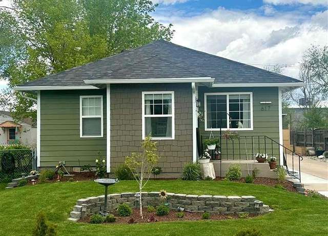 Property at 617 W 19th St, Scottsbluff, NE 69361, 3 beds, 2 baths