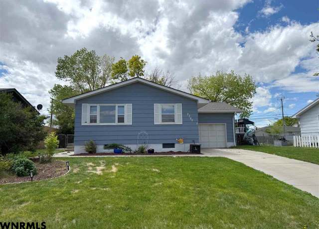 Property at 2325 13th St, Gering, NE 69341, 4 beds, 2 baths