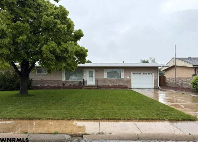 Property at 720 J St, Gering, NE 69341, 3 beds, 2 baths