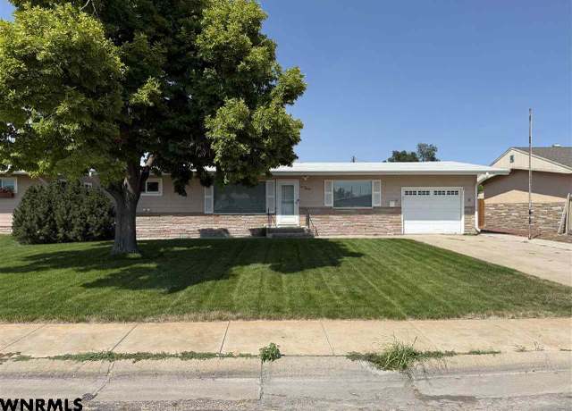 Property at 720 J St, Gering, NE 69341, 3 beds, 2 baths