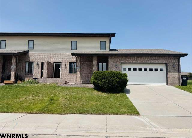 Property at 1925 E 32nd St, Scottsbluff, NE 69361, 4 beds, 4 baths