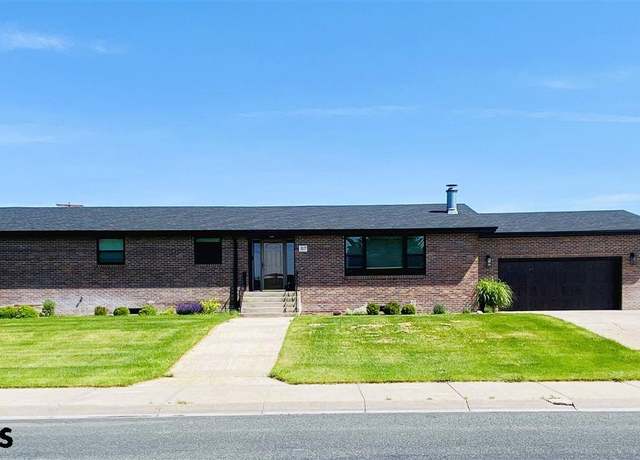 Property at 317 W 40th St, Scottsbluff, NE 69361, 5 beds, 4 baths
