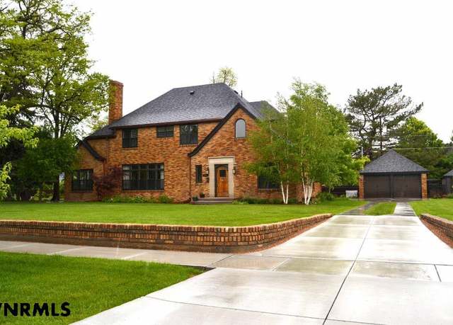 Property at 2216 4th Ave, Scottsbluff, NE 69361, 6 beds, 4 baths