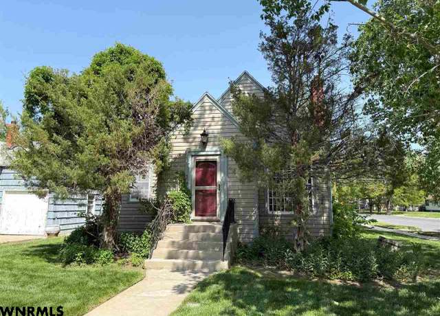 Property at 2401 Avenue D, Scottsbluff, NE 69361, 4 beds, 2 baths