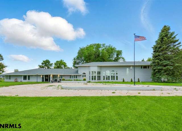 Property at 908 E 42nd St, Scottsbluff, NE 69361, 4 beds, 4 baths