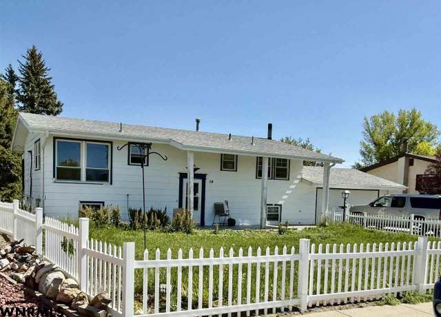 Property at 54 Ridge Dr, Gering, NE 69341, 4 beds, 2 baths