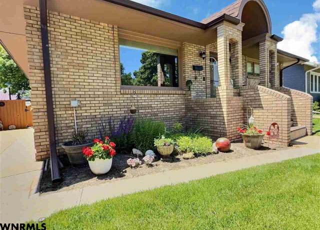 Property at 2418 Avenue B, Scottsbluff, NE 69361, 3 beds, 2 baths