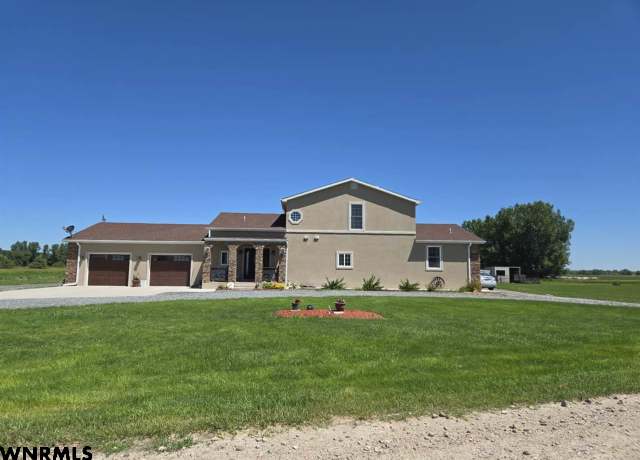 Property at 3201 E 28th St, Scottsbluff, NE 69361, 4 beds, 3 baths