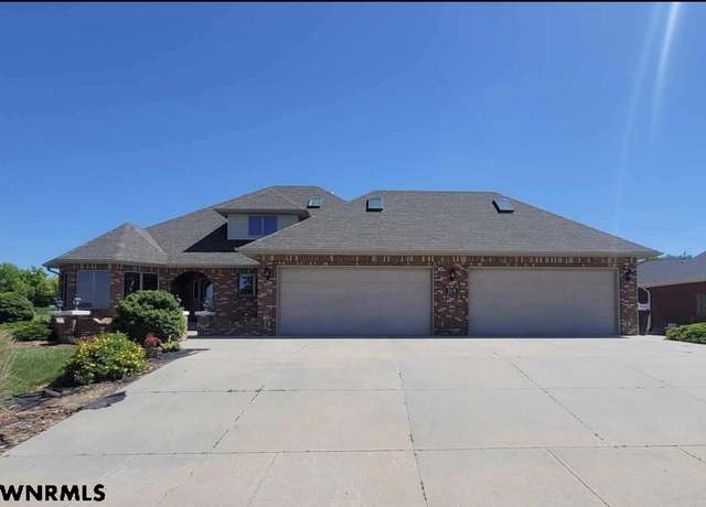 Property at 319 Hillcrest Dr, Scottsbluff, NE 69361, 6 beds, 4 baths
