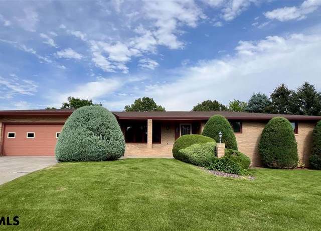 Property at 3327 Lilac Dr, Scottsbluff, NE 69361, 4 beds, 3 baths
