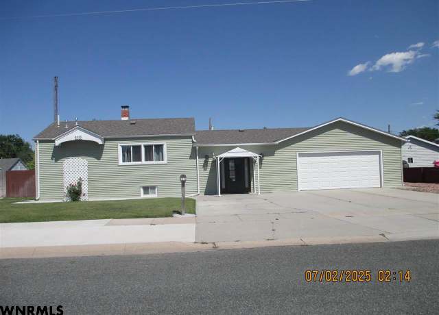 Property at 1615 15th Ave, Scottsbluff, NE 69361, 3 beds, 2 baths