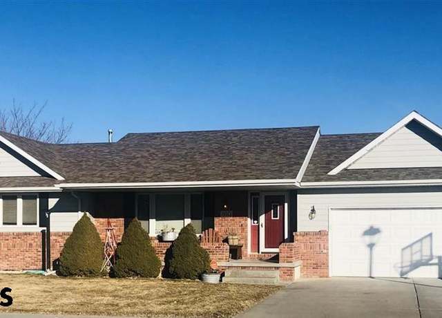 Property at 810 Westwood Dr, Gering, NE 69341, 5 beds, 3 baths