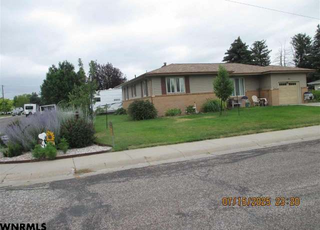 Property at 2015 17th St, Gering, NE 69341, 3 beds, 2 baths