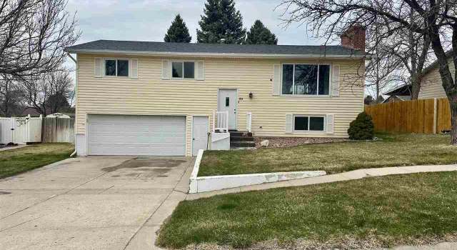 Photo of 818 E 10th St, Chadron, NE 69337