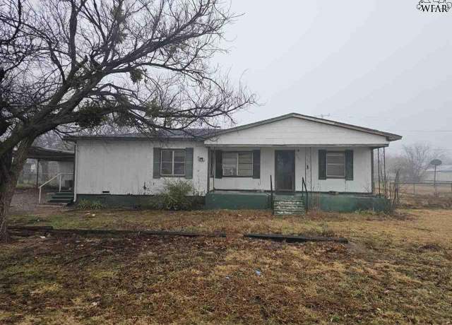 Property at 200 Park Ave, Electra, TX 76360, 4 beds, 2 baths