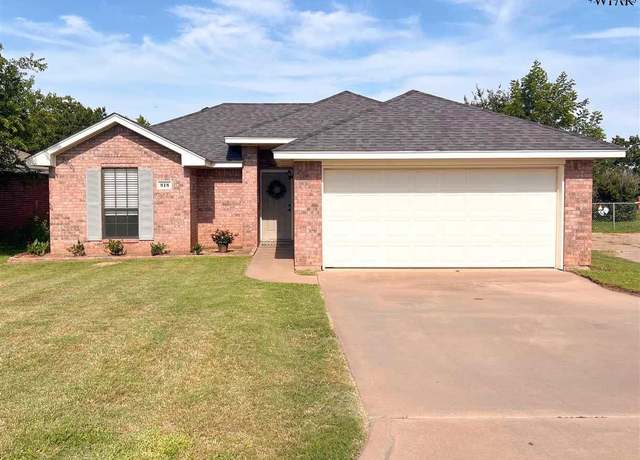 Property at 818 S Oak St, Archer City, TX 76351, 3 beds, 2 baths