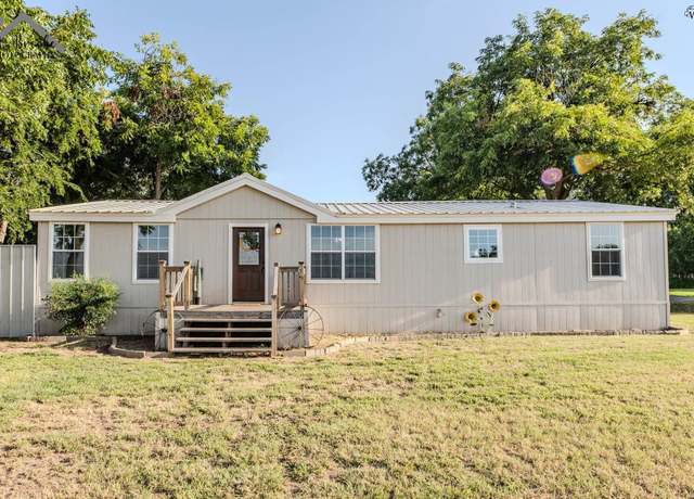 Property at 801 E Washington Ave, Iowa Park, TX 76367, 3 beds, 2 baths