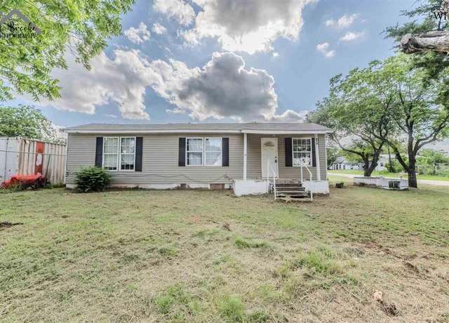 Property at 915 N Henrietta St, Henrietta, TX 76365, 2 beds, 2 baths