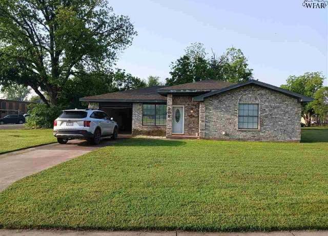 Property at 208 E Archer St, Seymour, TX 76380, 3 beds, 1 bath