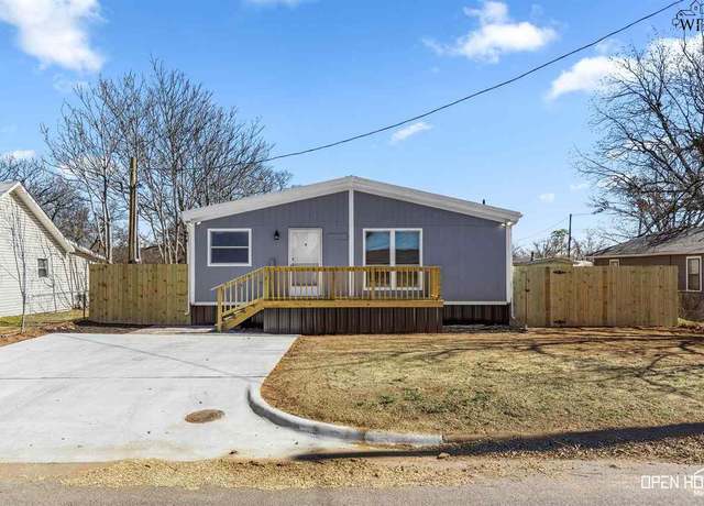 Property at 110 S Preston Rd, Burkburnett, TX 76354, 3 beds, 2 baths