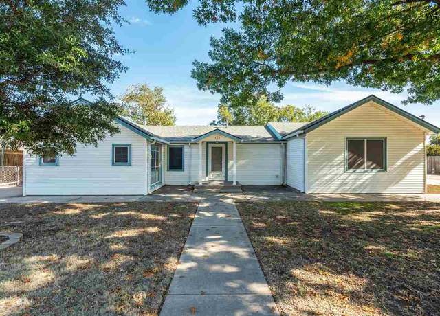 Property at 406 S Preston Rd, Burkburnett, TX 76354, 3 beds, 2 baths