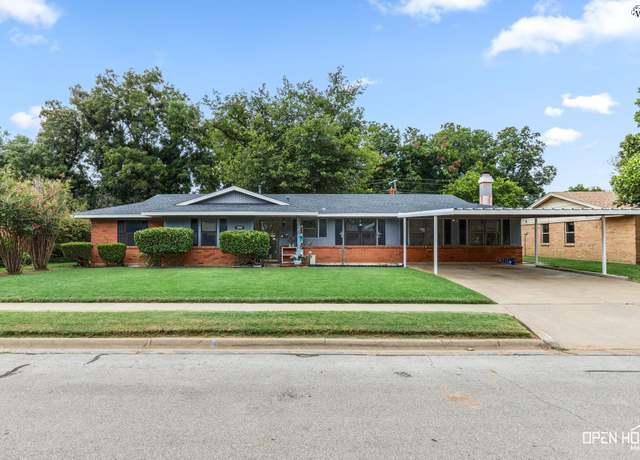 Property at 806 Mimosa St, Burkburnett, TX 76354, 3 beds, 2 baths