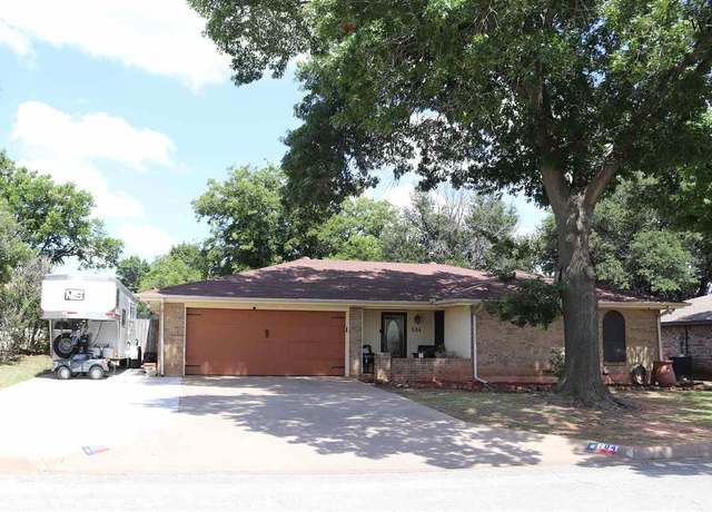Property at 104 N Greenway St, Henrietta, TX 76365, 4 beds, 2 baths