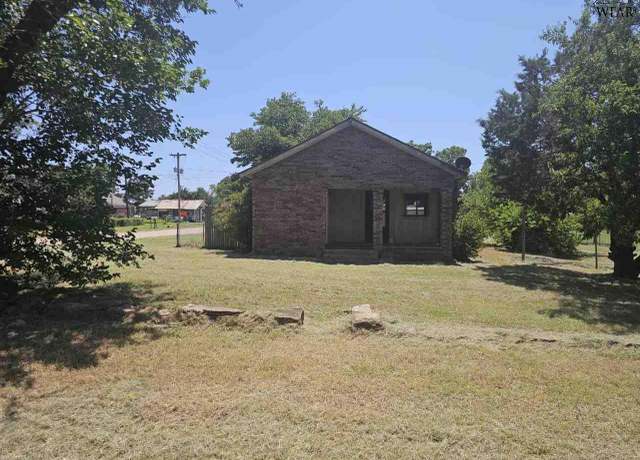 Property at 200 W Washington Ave, Electra, TX 76360, 2 beds, 2 baths