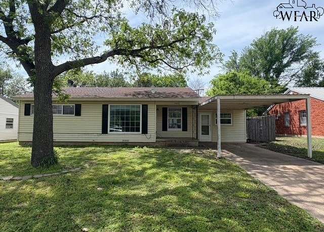 Property at 903 E Ikard St, Henrietta, TX 76365, 3 beds, 0.5 baths