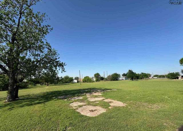 Property at 906 E Garrison Ave, Electra, TX 76360