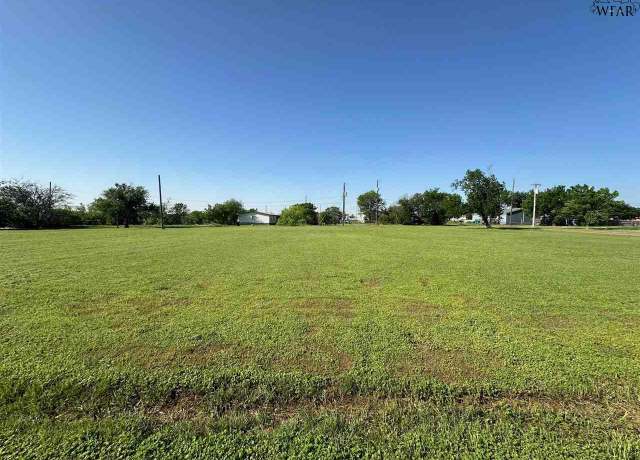 Property at 804 E Garrison Ave, Electra, TX 76360
