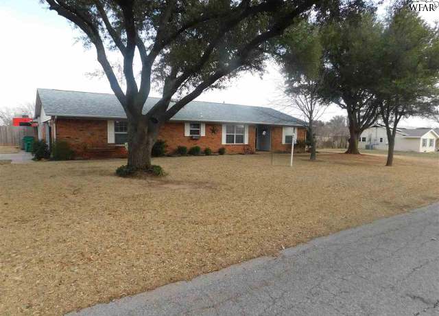 Property at 1417 Hiawatha Ln, Burkburnett, TX, 3 beds, 2 baths