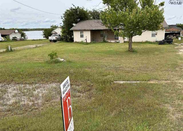 Property at 307 Lovelace Ln, Henrietta, TX 76365, 3 beds, 2 baths