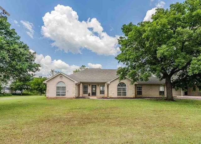 Property at 1216 E Commerce St, Henrietta, TX 76365, 3 beds, 0.5 baths