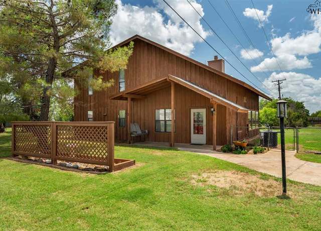 Property at 901 W Magnolia Ave, Iowa Park, TX 76367, 5 beds, 2 baths
