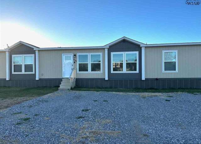 Property at 805 N Wilbarger St, Electra, TX 76360, 3 beds, 0.5 baths