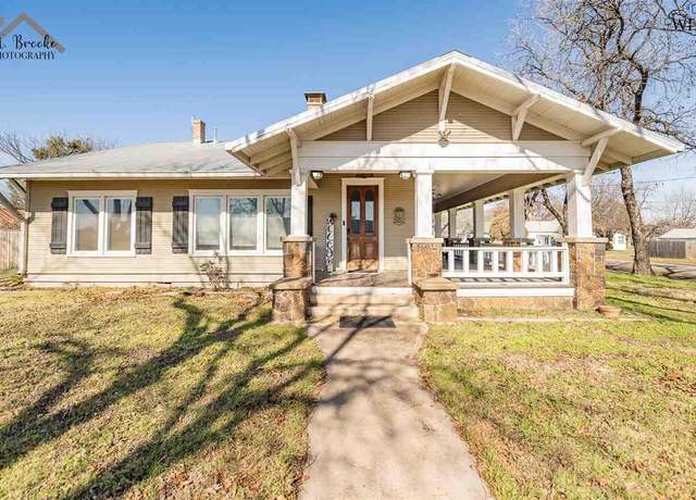 Property at 616 E Gilbert St, Henrietta, TX 76365, 4 beds, 2 baths