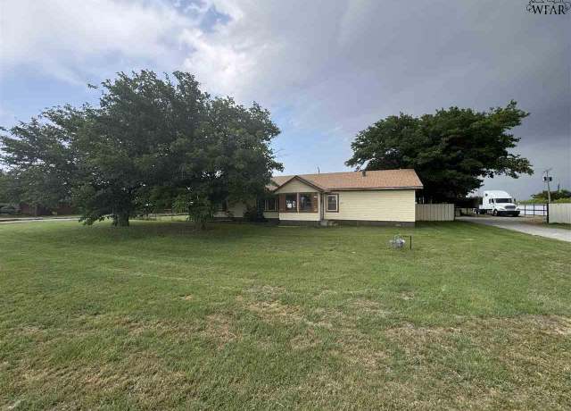 Property at 944 S Waggoner St, Electra, TX 76360, 4 beds, 2 baths