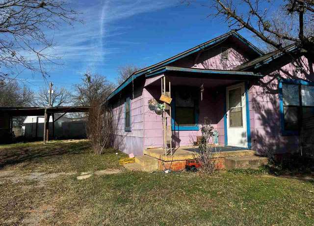 Property at 617 N Electra St, Electra, TX 76360, 3 beds, 2 baths