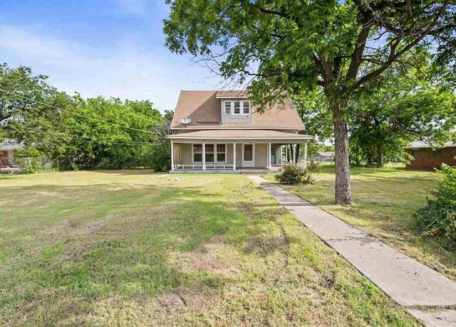 Property at 816 E Gilbert St, Henrietta, TX 76365, 3 beds, 2 baths
