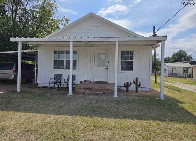 Property at 340 W D St, Munday, TX, 3 beds, 2 baths