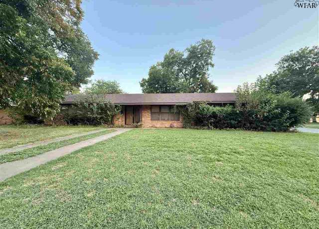 Property at 700 Sunset Dr, Burkburnett, TX 76354, 3 beds, 2 baths