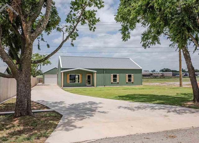 Property at 410 W Daisy St, Iowa Park, TX 76367, 3 beds, 2 baths