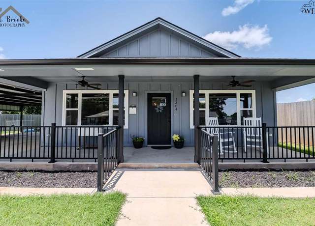 Property at 1304 E Spring St, Henrietta, TX 76365, 3 beds, 2 baths